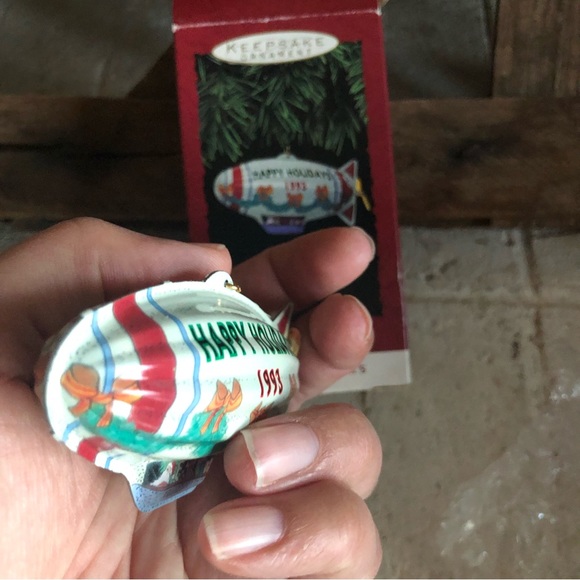 Hallmark Ornament Blimp 1993 from Holiday Fliers Collection - Picture 2 of 5